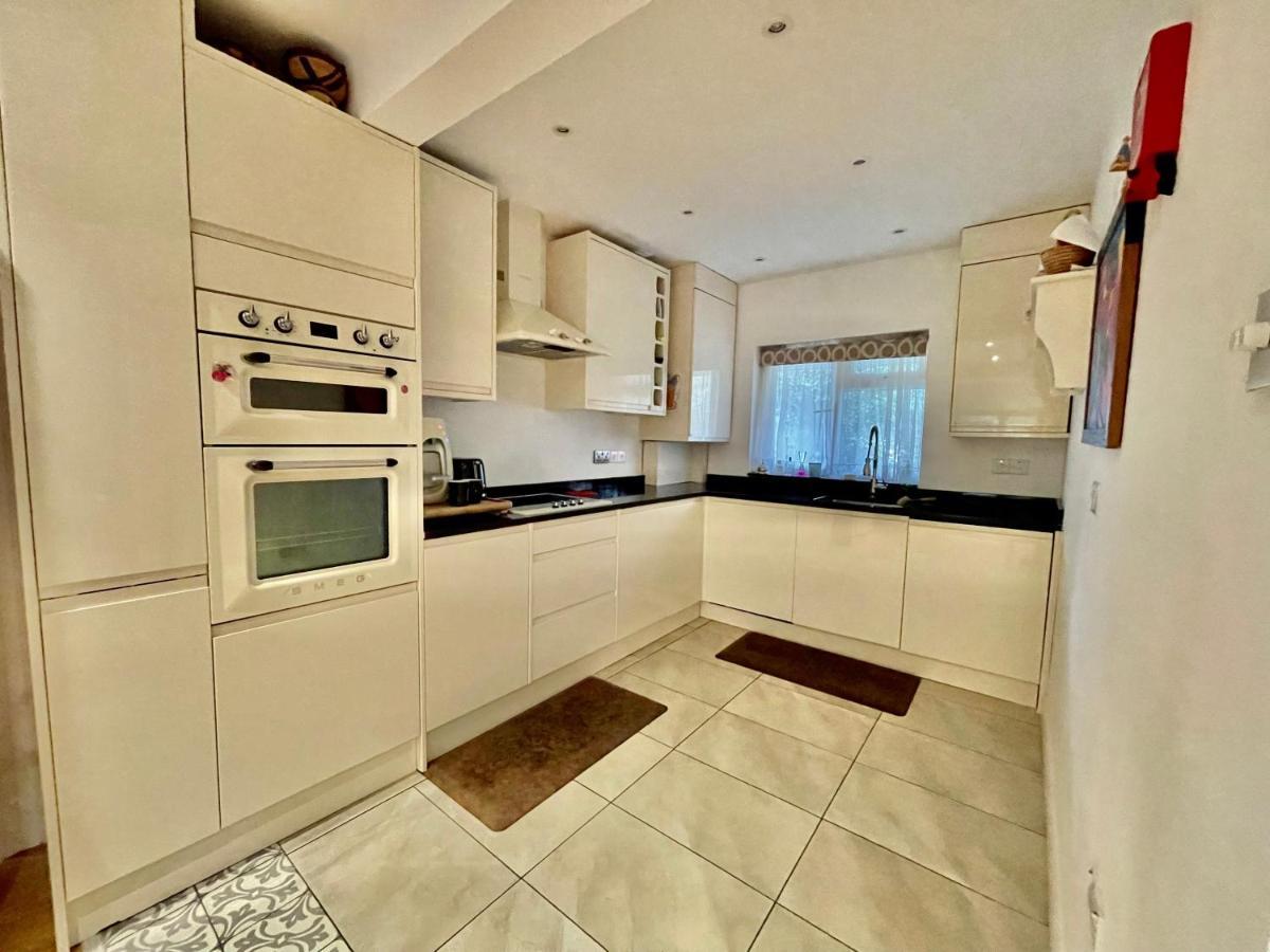 Luxe 4 Bedroom House With 4 Bathrooms - Elizabeth Line & Acton Stations At Walking Distance Villa Londres