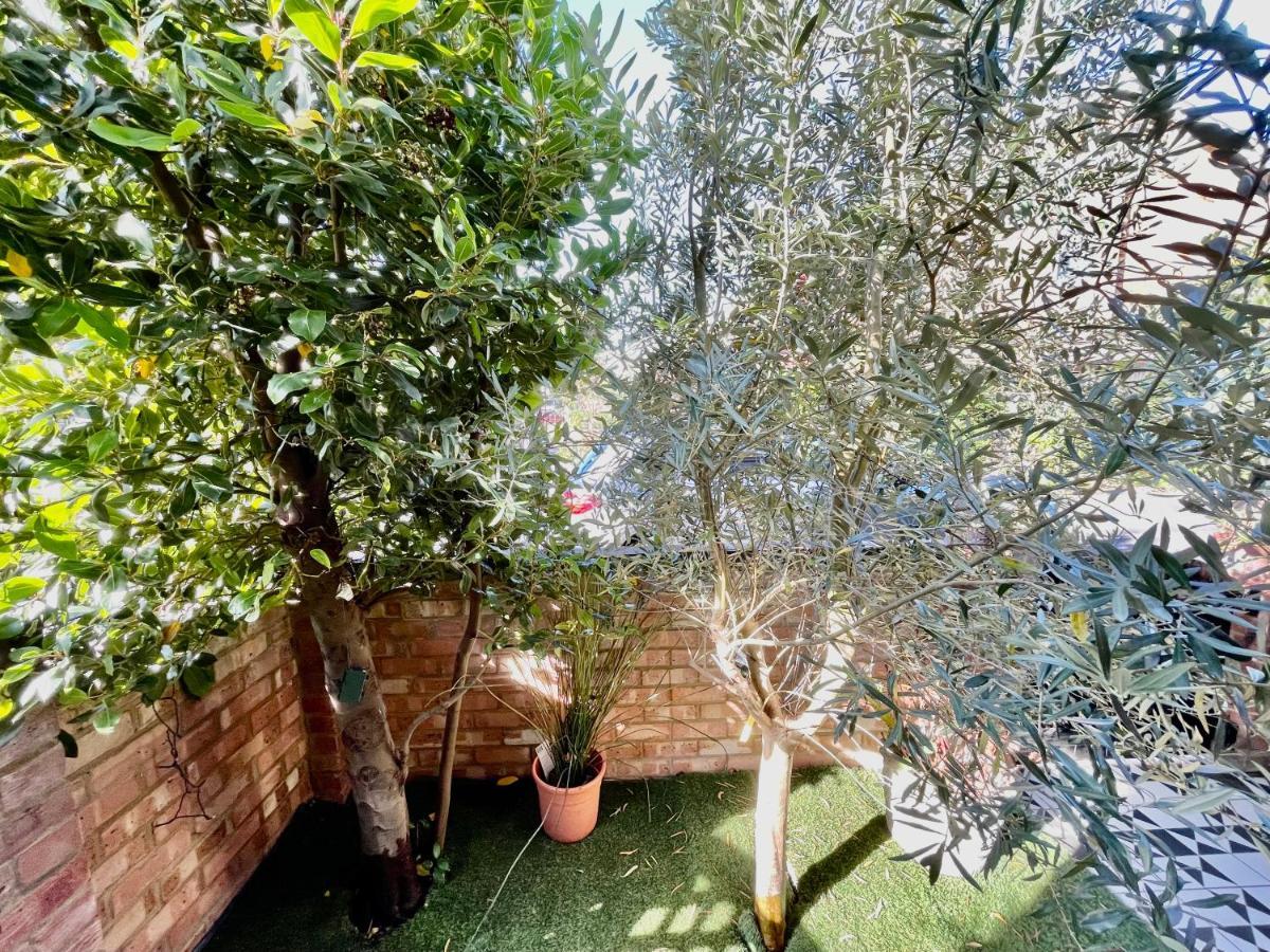 Luxe 4 Bedroom House With 4 Bathrooms - Elizabeth Line & Acton Stations At Walking Distance * Londres
