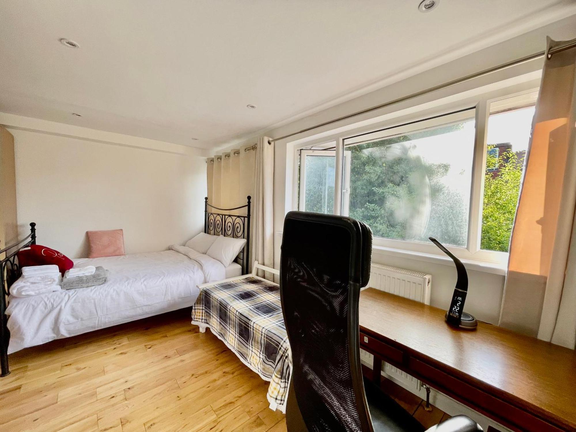 Villa Luxe 4 Bedroom House With 4 Bathrooms - Elizabeth Line & Acton Stations At Walking Distance